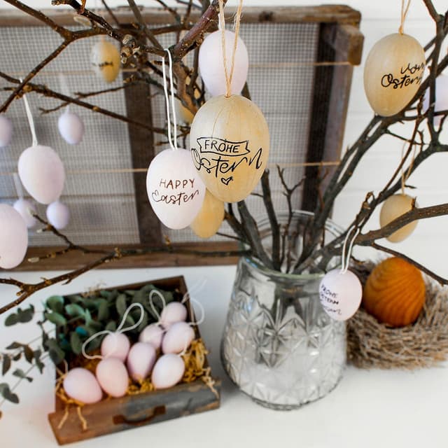 Detalle 1 de Papierdrachen 12 Holzanhänger Ostern 7x7cm inkl Band