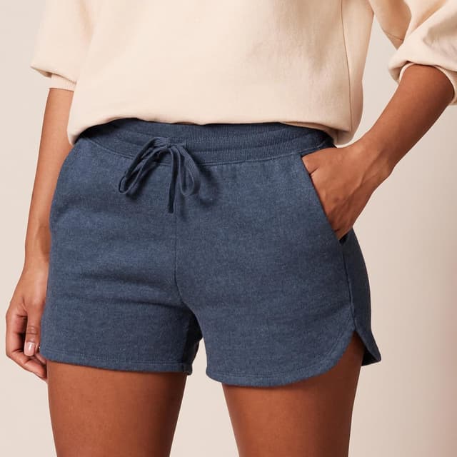 Detalle 2 de Short en polaire pour femme Amazon Essentials avec poches et ceinture à cordon