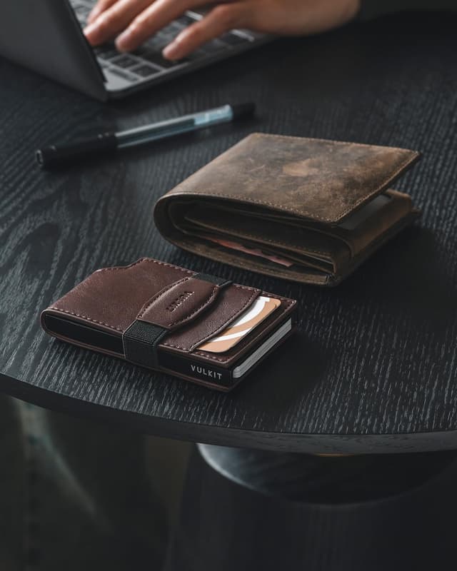 Detalle de VULKIT Pop Up Card Wallet with Money Strap Leather Front Pocket (RFID Blocking) – Espresso