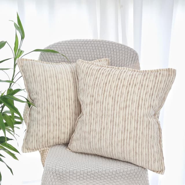 Detalle de OYIMUA Chenille Cushion Covers 40cm x 40cm Beige (Set of 2) – Jacquard Stripe Pillow Cases