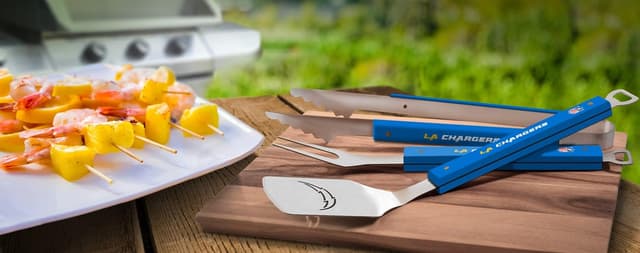 Detalle 2 de YouTheFan NFL Spirit Series 3-Piece BBQ Set with Laser-Cut Stainless Steel & Bottle Opener