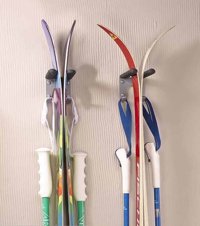 Detalle de Dicoal Doble Gancho y Soporte para Esquís y Bastones