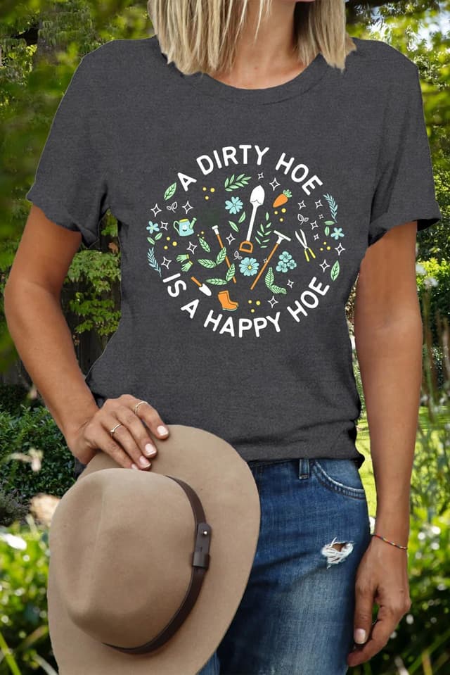 Detalle 2 de Qskall women’s garden T-shirt – “A Dirty Hoe is a Happy Hoe” slogan farmer-style tee