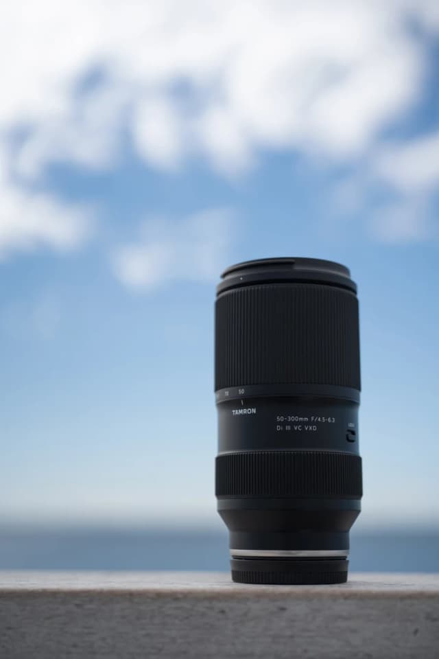 Detalle de Tamron 50-300mm f/4.5-6.3 Di III VC VXD für Sony E (Vollformat) – Zoom mit Bildstabilisierung