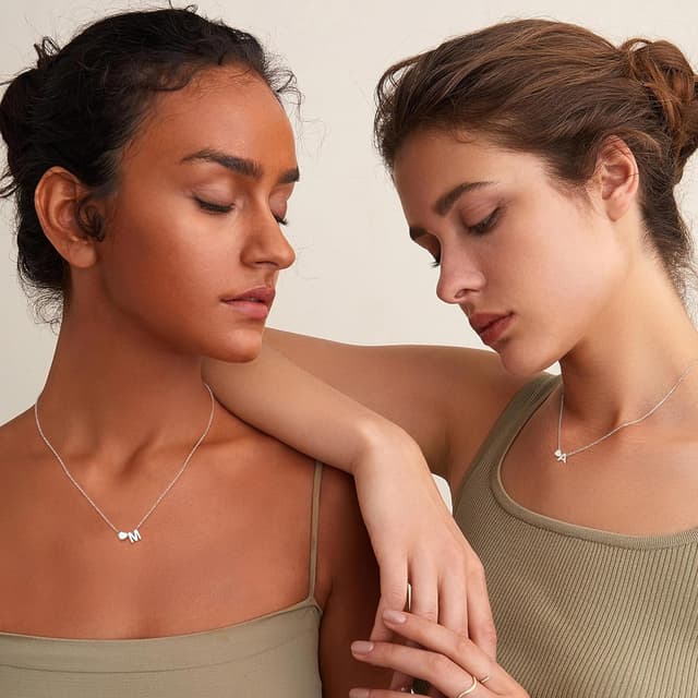 Detalle 2 de LOLIAS Herz-Buchstaben Halskette Damen aus Edelstahl (Silber) mit Initialen & kleinem Herz-Anhänger