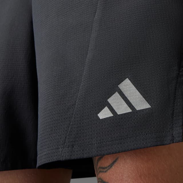 Detalle de adidas HIIT HEAT.RDY: pantalón corto de entrenamiento negro para sesiones intensas