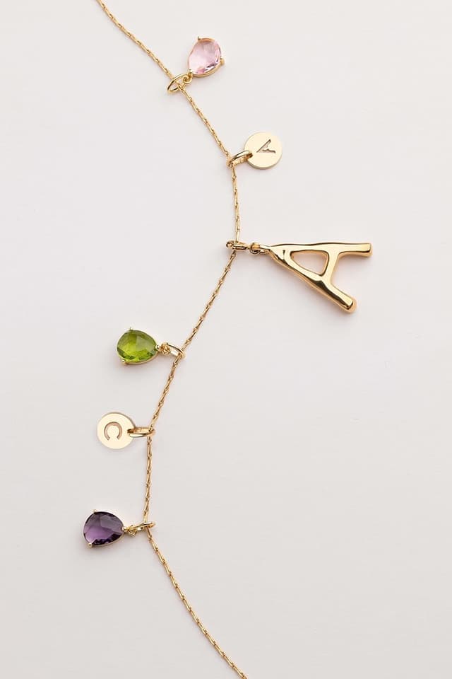 Detalle de SINGULARU Charm Letter XL, colgante letra I en latón 18 Kt. 💍