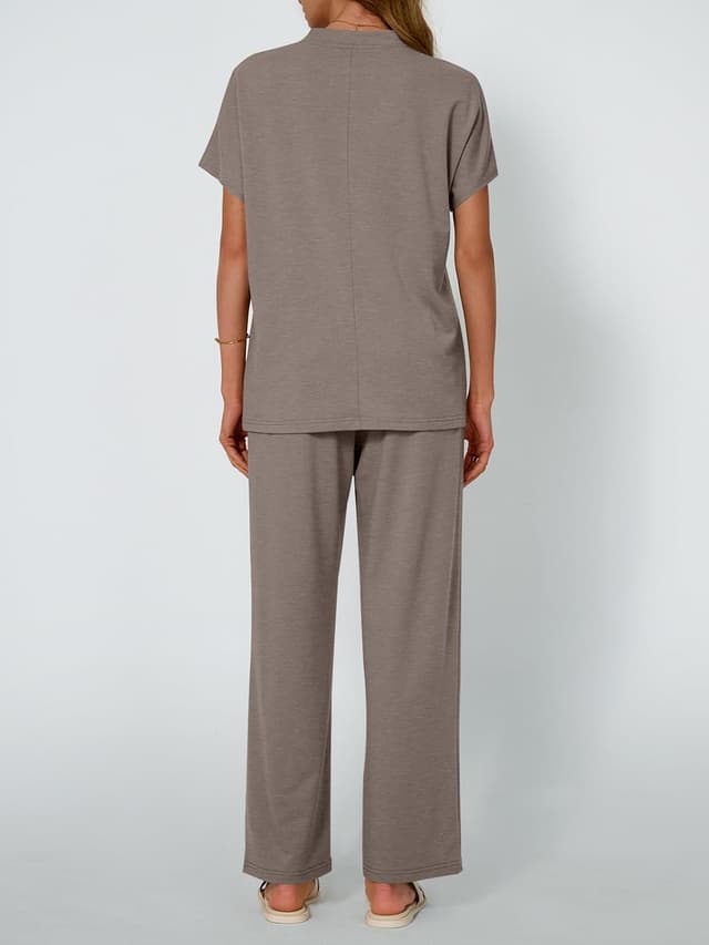 Detalle 2 de AUTOMET Women’s 2-Piece Matching Lounge Set (Mock Neck Sweatsuit) — Summer Short-Sleeve Travel Outfit