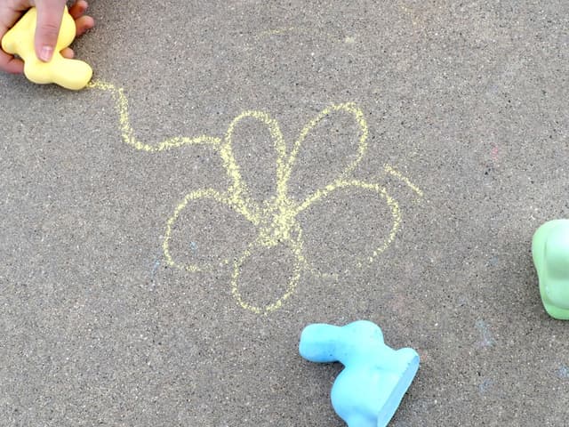 Thumbnail 4 de Kid Made Modern Sidewalk Chalk Set 5-Piece