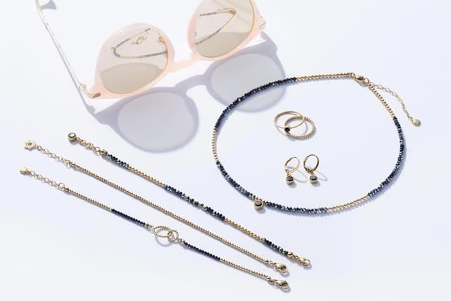 Detalle de JEWELS BY LEONARDO Armband „Ciao Lola“ – Armkette aus goldfarbenem Edelstahl mit schwarzen Facettenglaskristallen