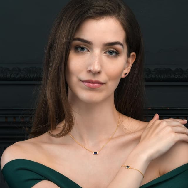 Detalle 1 de Bracelet Namana plaqué or jaune 18ct avec zircon bleu en taille baguette (réglable)