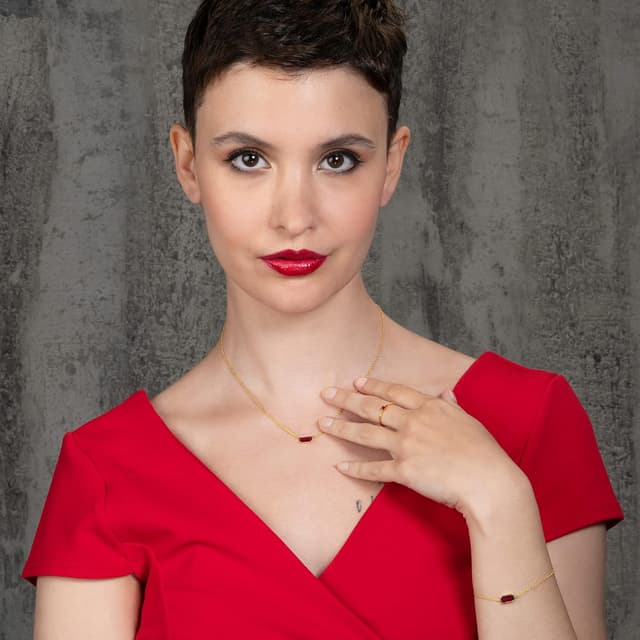 Detalle 2 de Bague fine réglable namana pour femme avec pierre carrée en zirconia couleur fuchsia