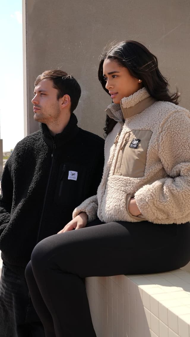 Detalle de Giacca sherpa Surf Monkey con zip e tasca sul petto, riciclata, vestibilità classica