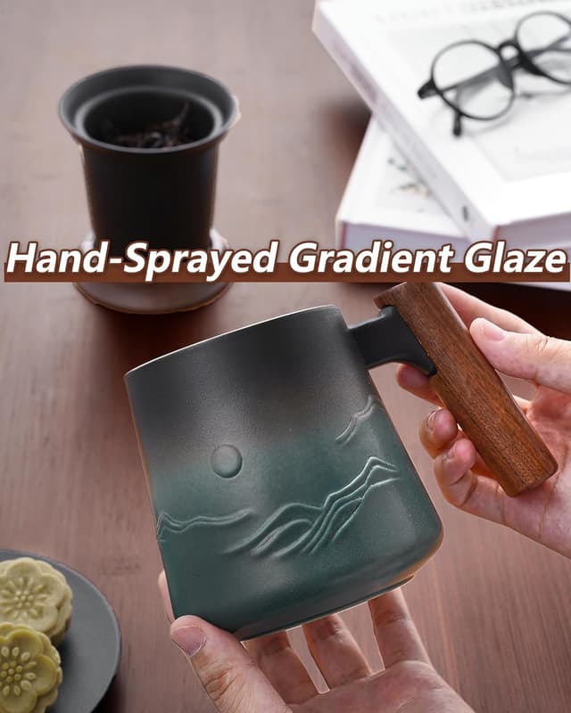 Detalle 2 de ZENS Embossed Ceramic Tea Mug with Infuser and Lid (14.5 oz) — Wood Handle & Loose-Leaf Steeper