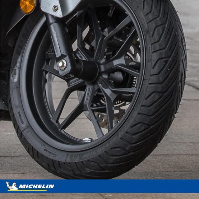 Detalle 2 de Pneu été moto Michelin 120/70 12 51S