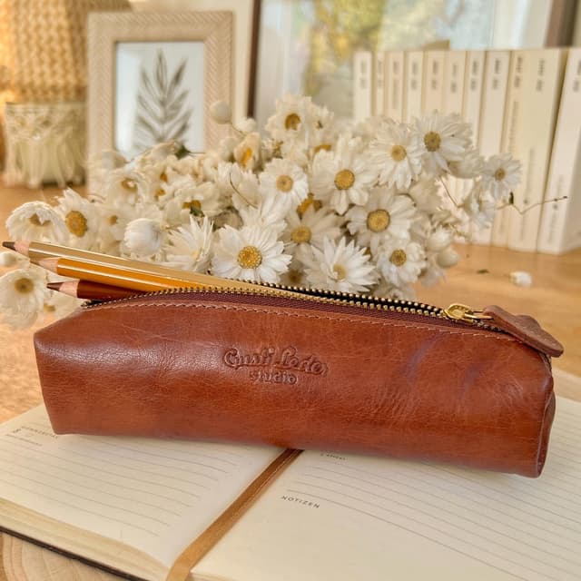 Detalle de Gusti Leder studio Peter astuccio in vera pelle marrone impermeabile, stile vintage