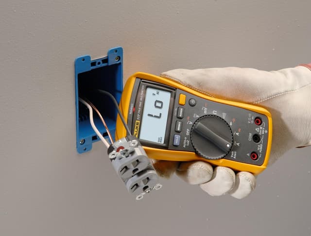 Thumbnail 4 de Fluke 117 Digital Multimeter with Non-Contact Voltage