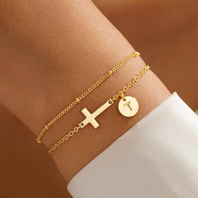 Detalle 2 de Bracelet TINGN pour femme en plaqué or 14 carats avec croix et monogramme, personnalisable