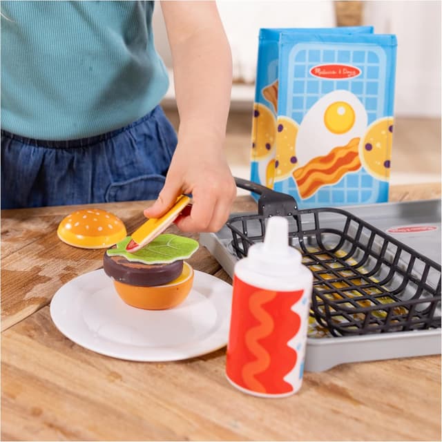 Detalle 2 de Melissa & Doug Water Wow – Grill et Friteuse 27 pièces, jeu de cuisine en bois à aliments changeant de couleur