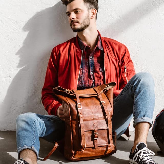 Detalle 2 de Berliner Bags Vintage Rucksack „Leeds M“ aus Leder mit 15-Zoll-Laptopfach – Fahrradrucksack mit Rolltop