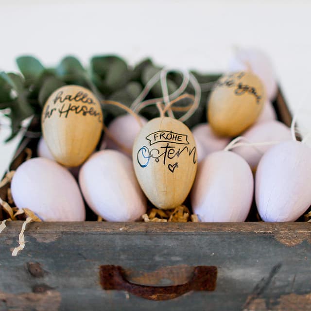 Detalle 2 de Papierdrachen 12 Holzanhänger Ostern 7x7cm inkl Band