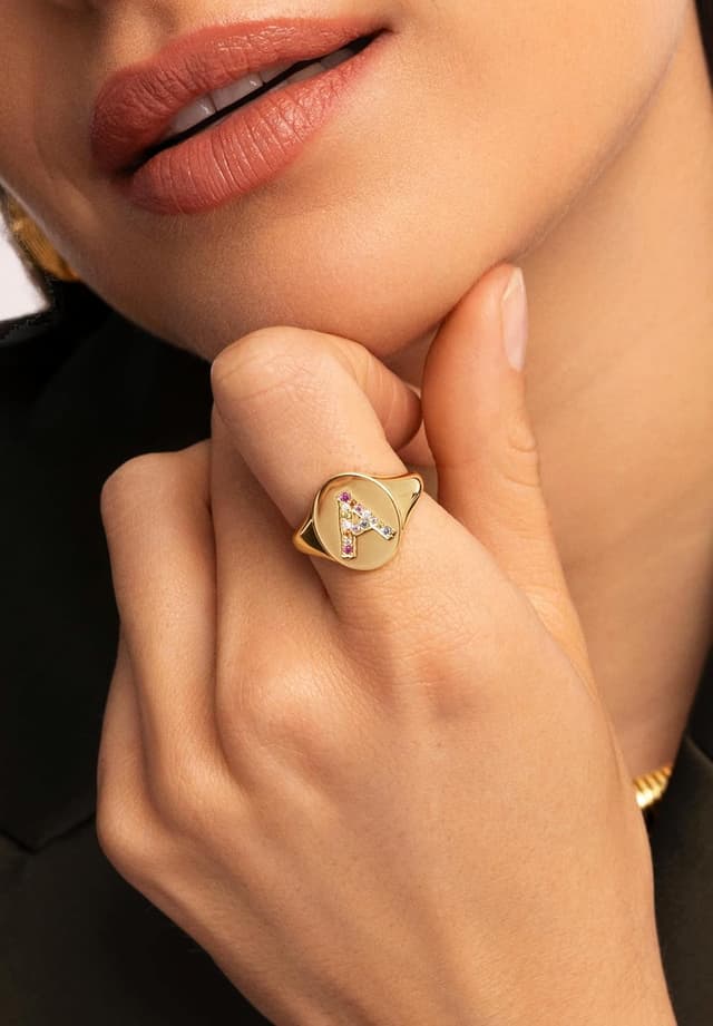 Detalle 2 de SINGULARU Anillo Signet letra R, baño 18 Kt 💍