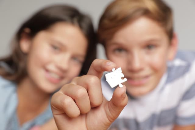 Detalle 2 de Herzschatulle Frozen 2 – Puzzle 3D lumineux en forme de cœur (54 pièces)