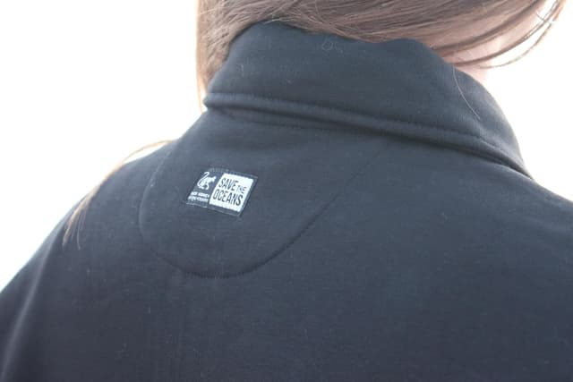 Detalle de Surf Monkey Sweat 1/4 zip en coton biologique et polyester recyclé – Col type polo