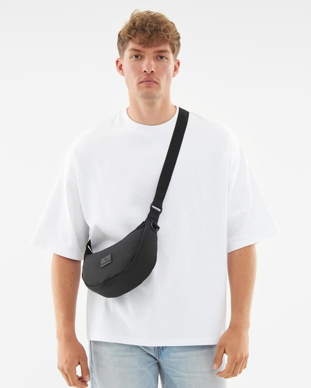 Detalle 2 de Johnny Urban Kaia Small Crossbody Bag (Halbmond) – kompakte Moon Bag mit verstellbarem Gurt, wasserabweisend