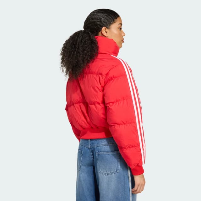 Detalle 2 de adidas Chaqueta abullonada corta de plumón sintético Adicolor roja