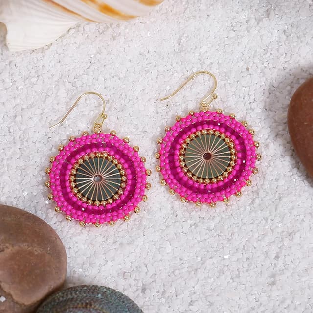 Detalle 2 de Bunte Perlenohrringe für Frauen: handgewebte Böhmischen Perlen- Creolen mit baumelndem Design