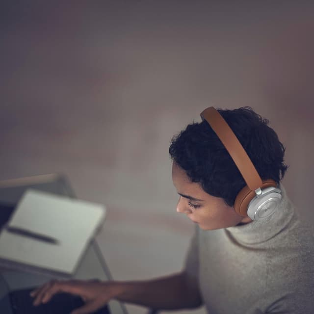 Detalle 2 de Bang & Olufsen Beoplay HX — Casque Bluetooth sans fil circum-aural premium avec réduction de bruit et jusqu’à 40 h