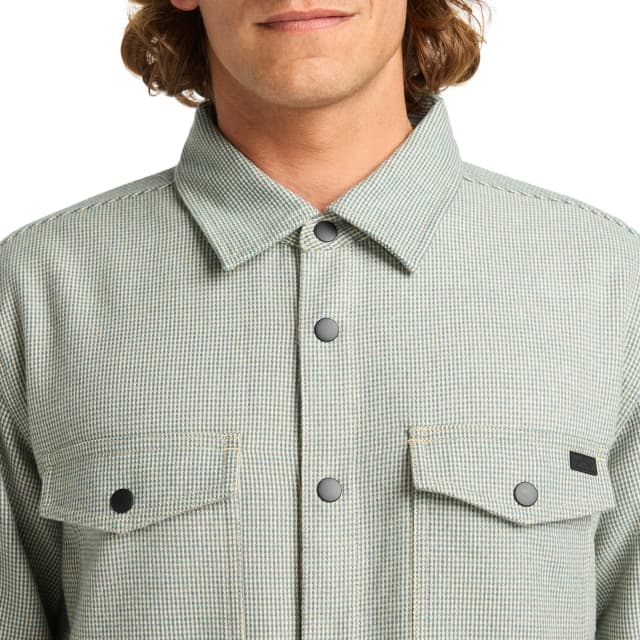 Detalle de Billabong Lodge: camisa de hombre con bolsillos dobles y tejido mixto