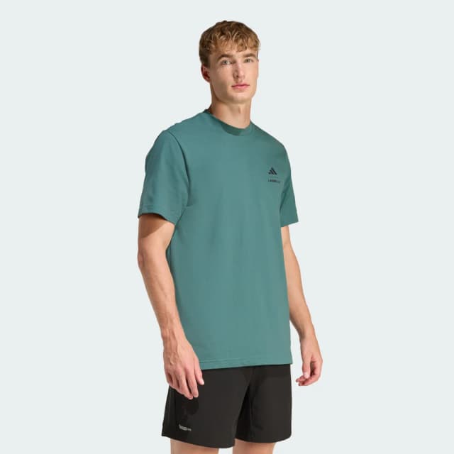 Detalle de adidas LESMILLS Globe Graphic T-Shirt en verde