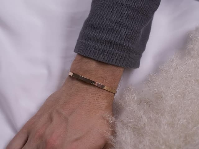 Detalle de BERGERLIN Armband mit Kleeblatt-Glücksbringer auf Edelstahlbasis, verstellbar und vergoldet