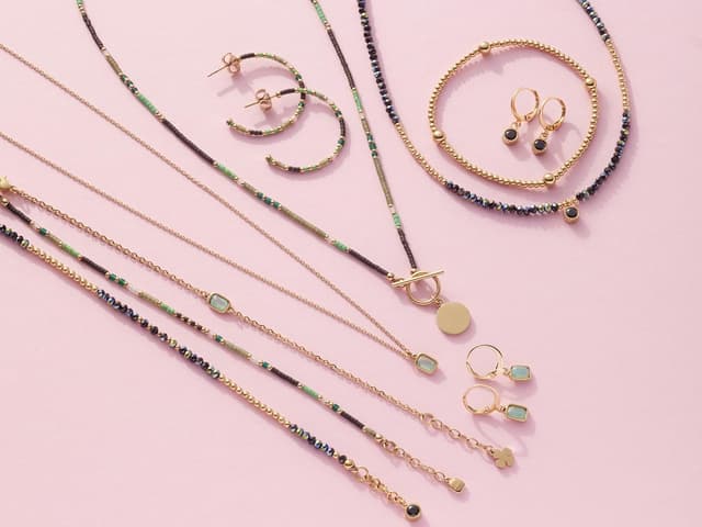 Detalle de JEWELS BY LEONARDO Armband „Ciao Lola“ – Armkette aus goldfarbenem Edelstahl mit schwarzen Facettenglaskristallen