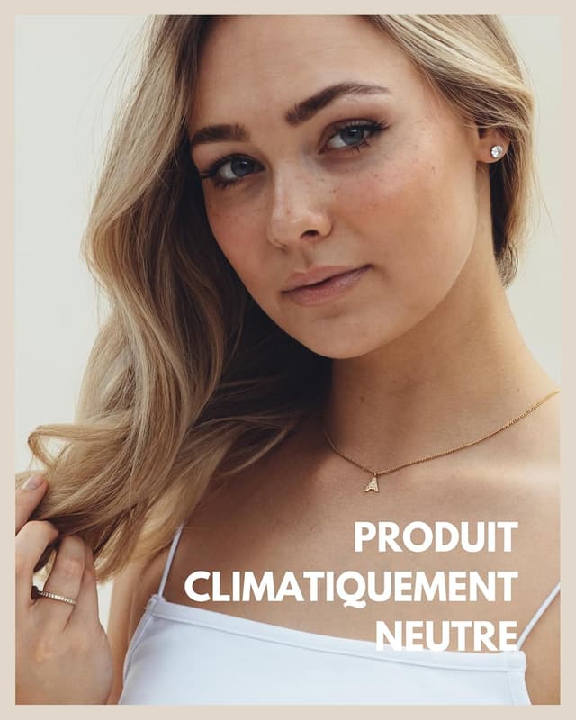 Detalle de GD GOOD.designs est. 2015 collier chaîne lettre doré 18K avec initiales en zirconium