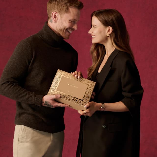 Detalle de Molton Brown Delicious Rhubarb & Rose Hand Care Collection (Fine Liquid Hand Wash & Lotion) – 2 x 300 ml gift set