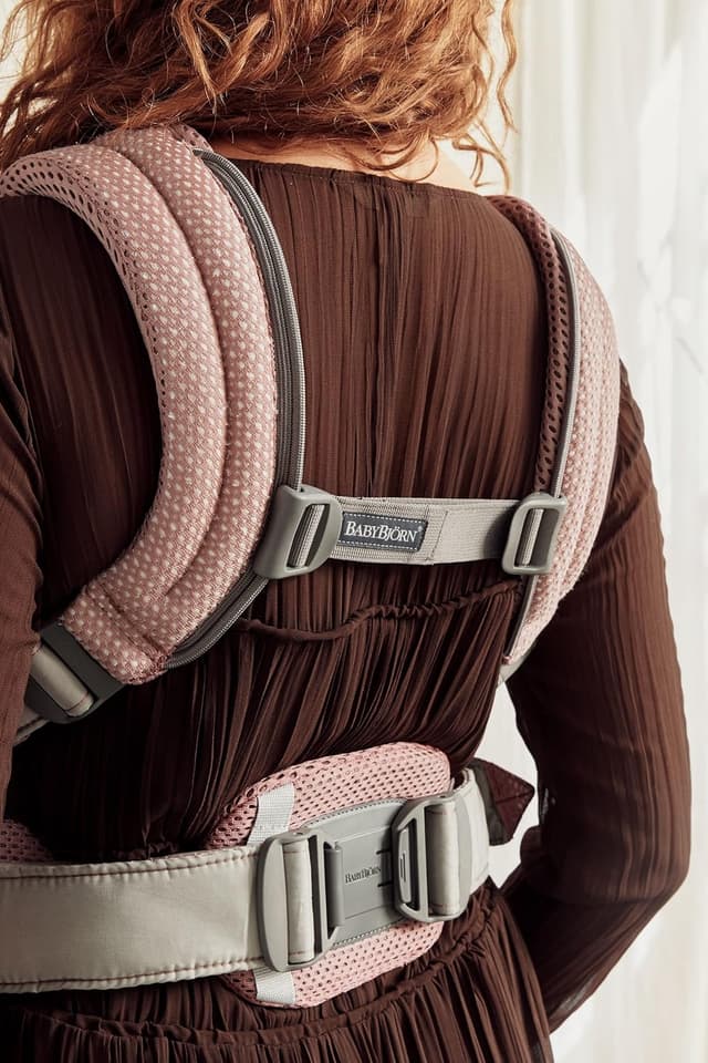 Detalle 2 de BabyBjörn Baby Carrier Harmony (3D Mesh) in Dusty Pink