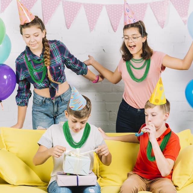 Detalle de YAXINRUI 120-Pack St. Patrick’s Day Green Bead Necklaces (33 in) for Mardi Gras Parties & Favors