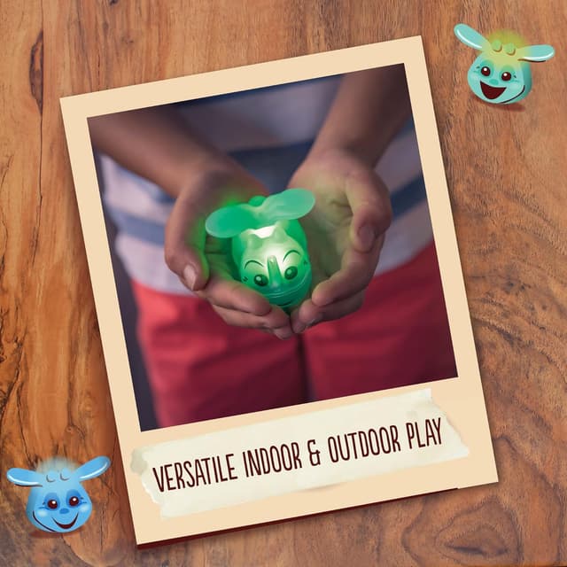 Detalle 2 de Toysmith Chasing Fireflies Kids Game (Shine & Seek) with Glowing Jars, Indoor/Outdoor Night Play — Ages 3+