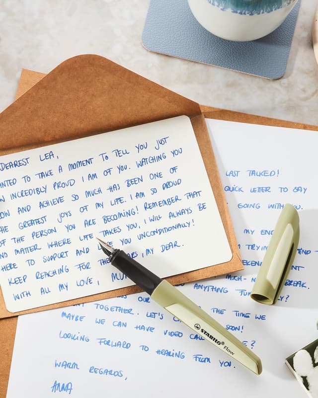 Detalle de STABILO Flow stylo-plume rechargeable gris bleu, plume acier inox avec pointe iridium