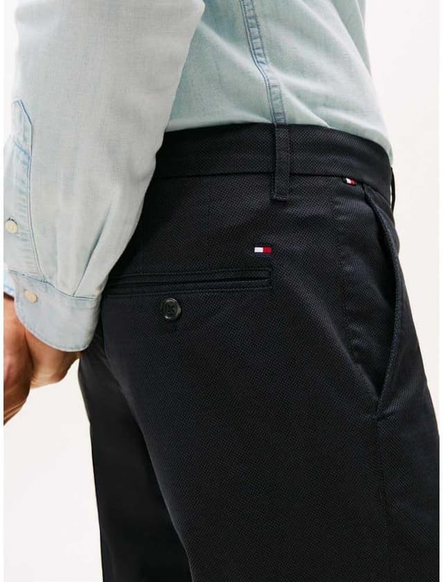 Detalle 2 de Tommy Hilfiger Men’s Denton Printed Structure Straight Fit Chinos