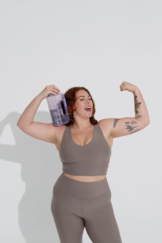 Detalle de ZULU Goals 64oz Half Gallon Plastic Water Bottle with Straw and Time Marker (Violet)