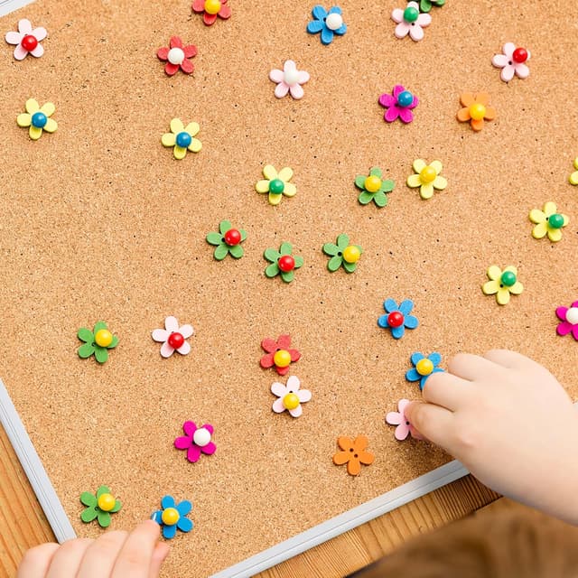 Detalle de Amazon Basics Notizbrett aus Kork mit Aluminiumrahmen, 90 x 60 cm (rechteckig, silber)