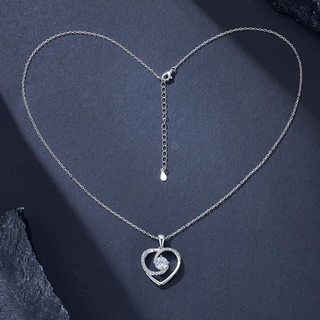 Detalle de Lyniuoy 18K White Gold Plated Heart Necklace with Ballet Dancers Detail