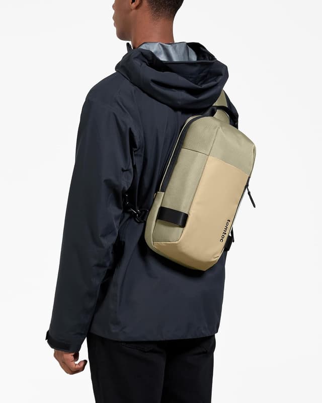 Detalle 2 de tomtoc Compatta EDC Sling Bag minimalista per Nintendo Switch e iPad fino a 11" (Cachi/Verde)