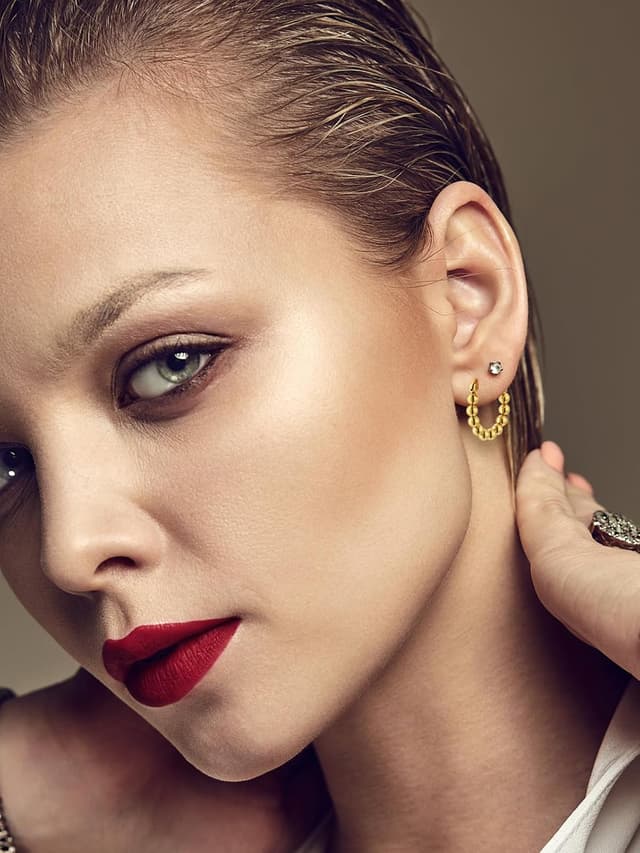 Detalle 2 de PiercingJak Gold Creolen 15 mm Huggie