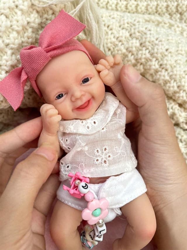 Detalle 2 de Reborn Baby Doll Girl de Silicona 7" con Ropa👶