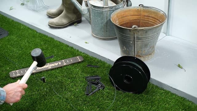 Detalle 2 de WORX WA0179 picchetti per fissaggio filo perimetrale Landroid (confezione da 100 pezzi, nero)